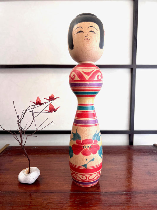 kokeshi poupée japonaise traditionnelle en bois motif fleur de pivoine rouge