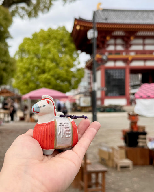 Clochette japonaise céramique cheval robe rouge