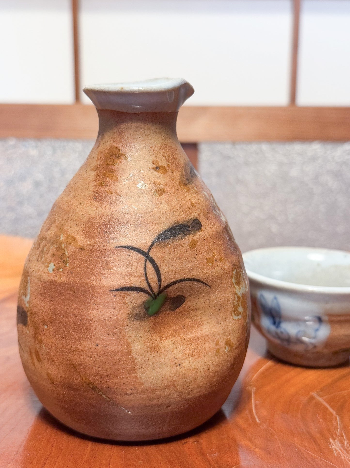 Céramique japonaise, Flacon à sake et tasse lapin