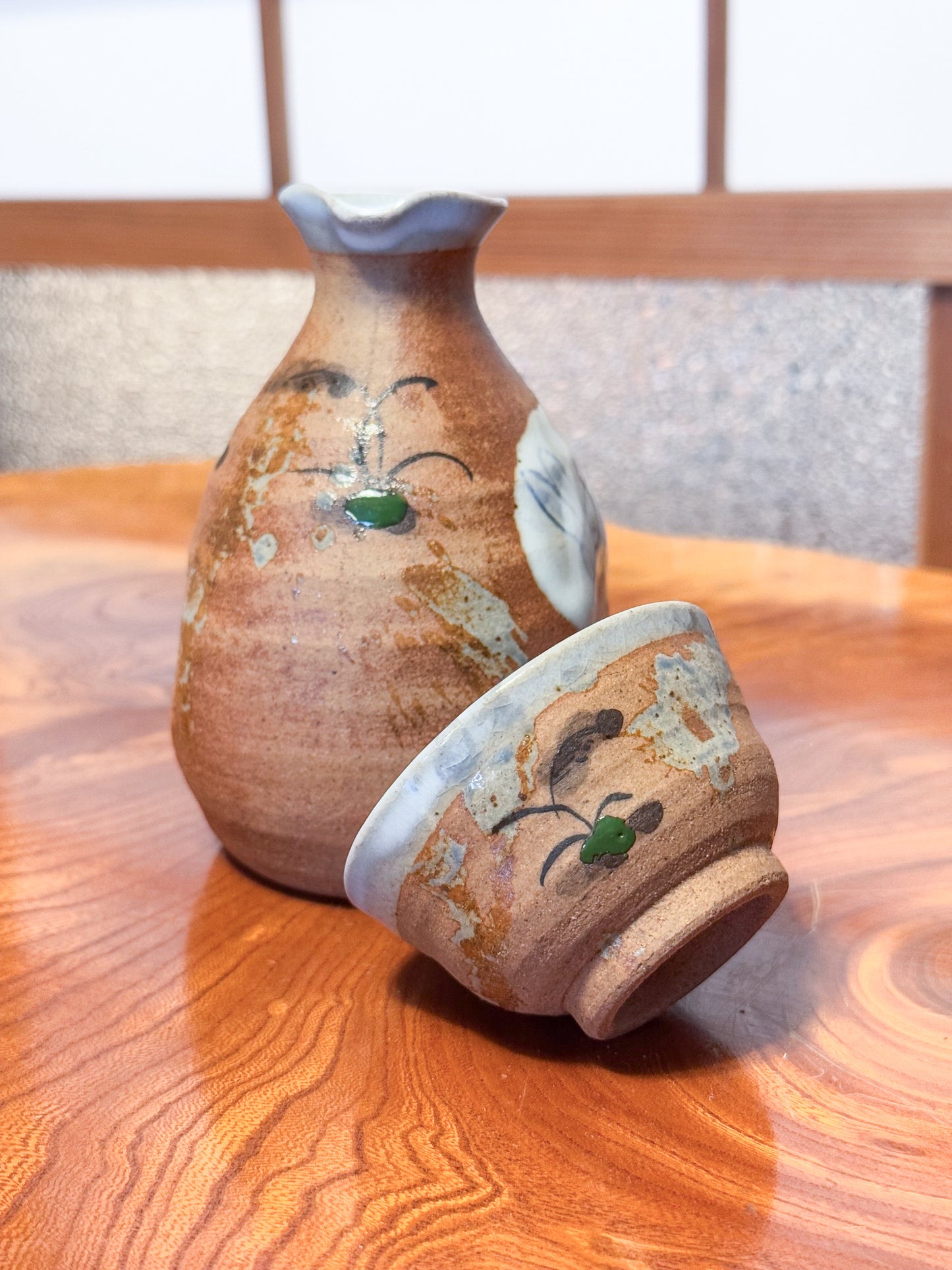 Céramique japonaise, Flacon à sake et tasse lapin