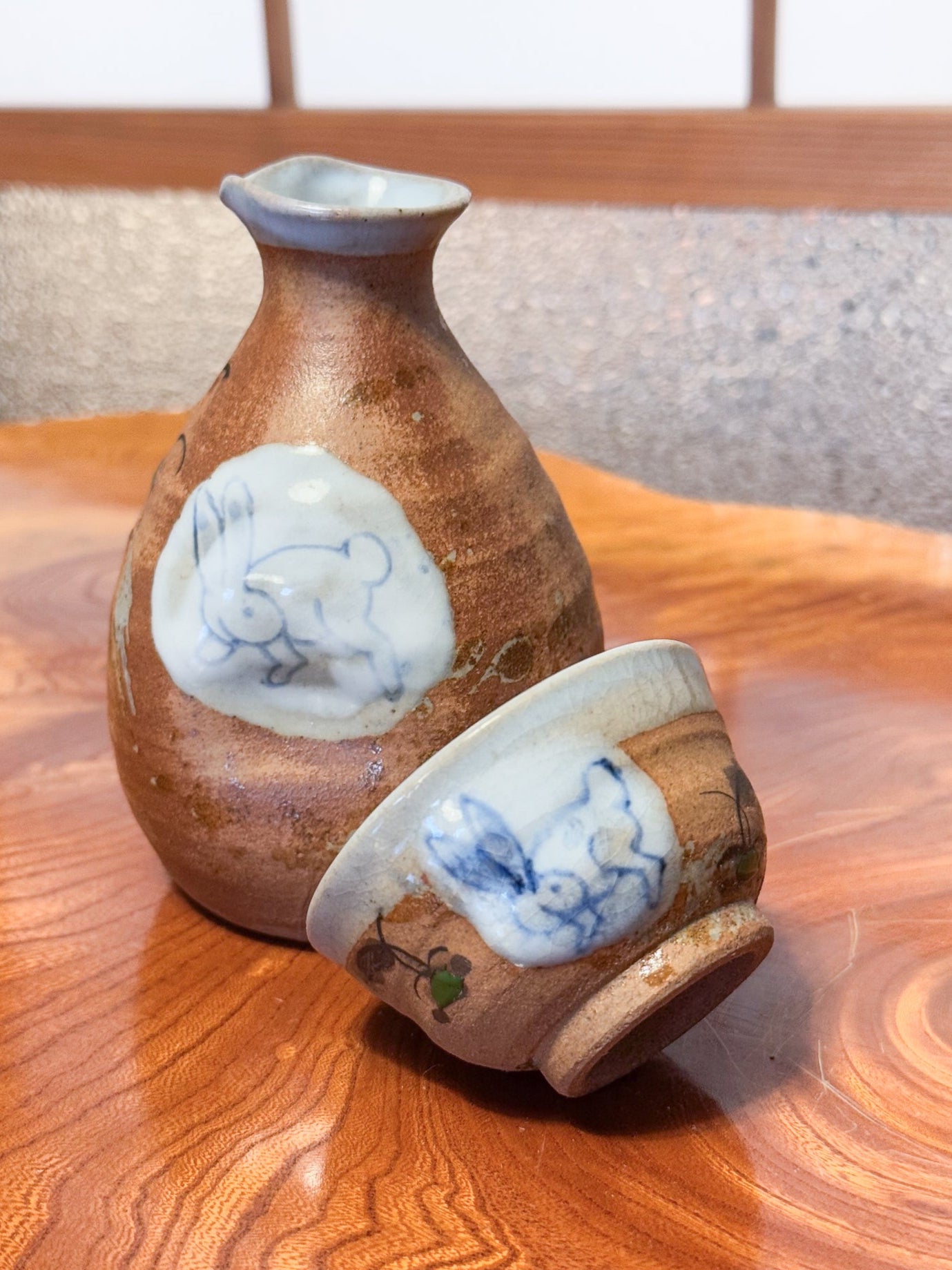 Céramique japonaise, Flacon à sake et tasse lapin