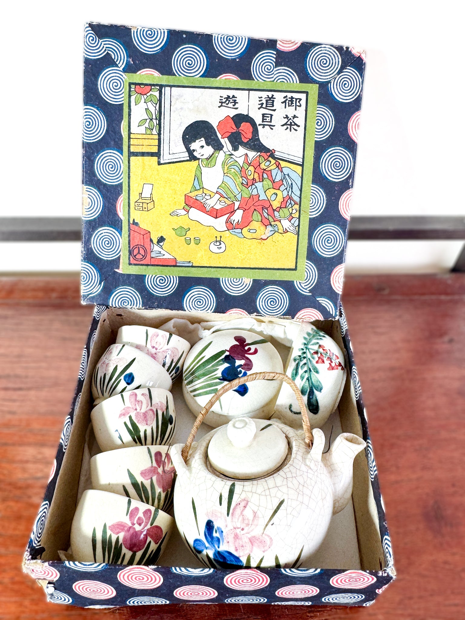 Service à thé miniature japonais vintage avec motifs d’iris, dans leur boîte imprimée spirales et scène de cérémonie du thé