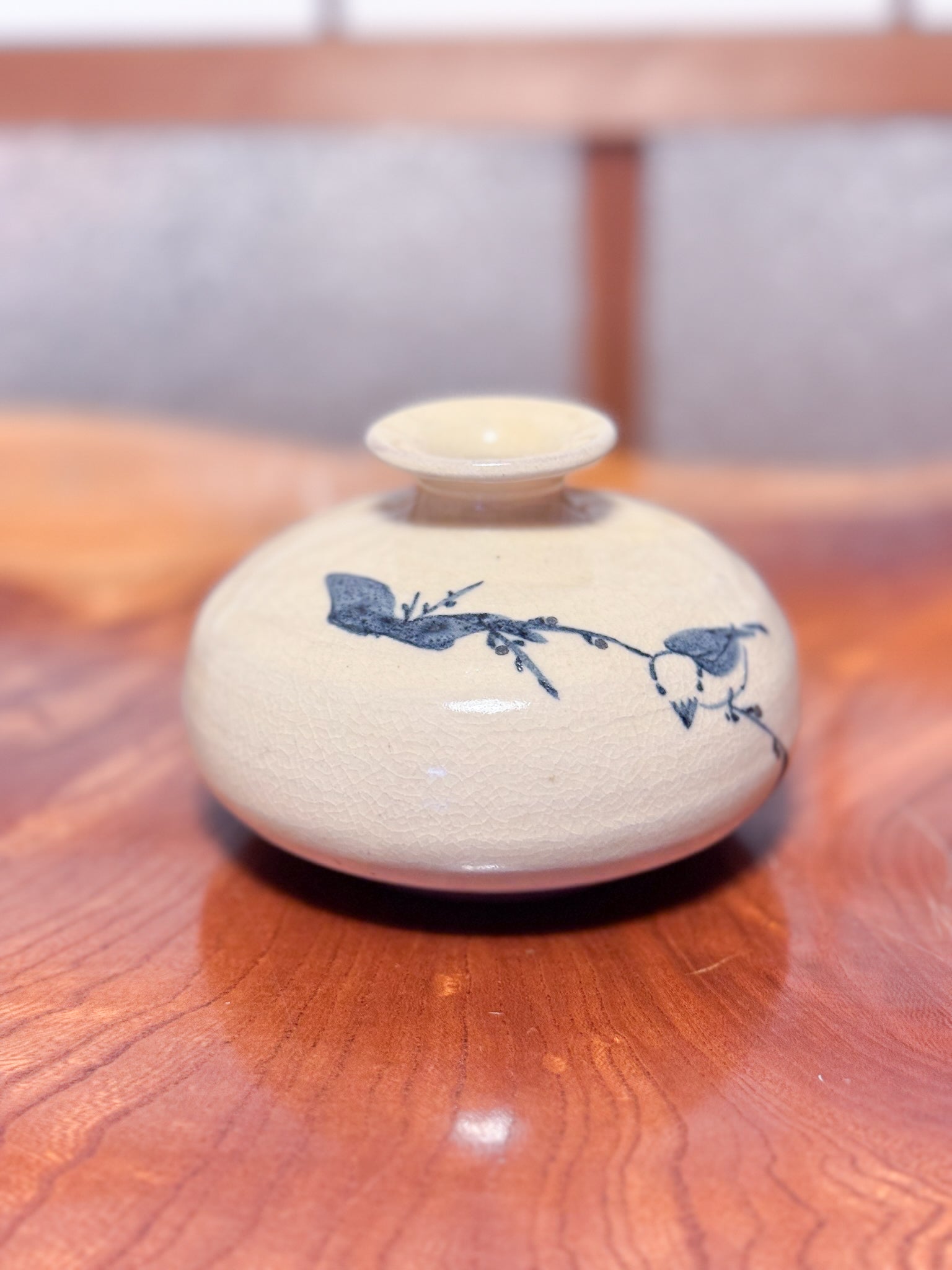 vase en céramique japonaise motif bleu oiseau sur une branche, profil droit