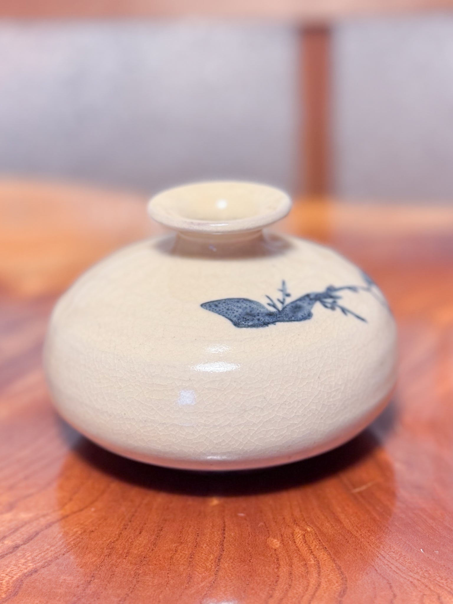 vase en céramique japonaise motif bleu oiseau sur une branche, motif bleu