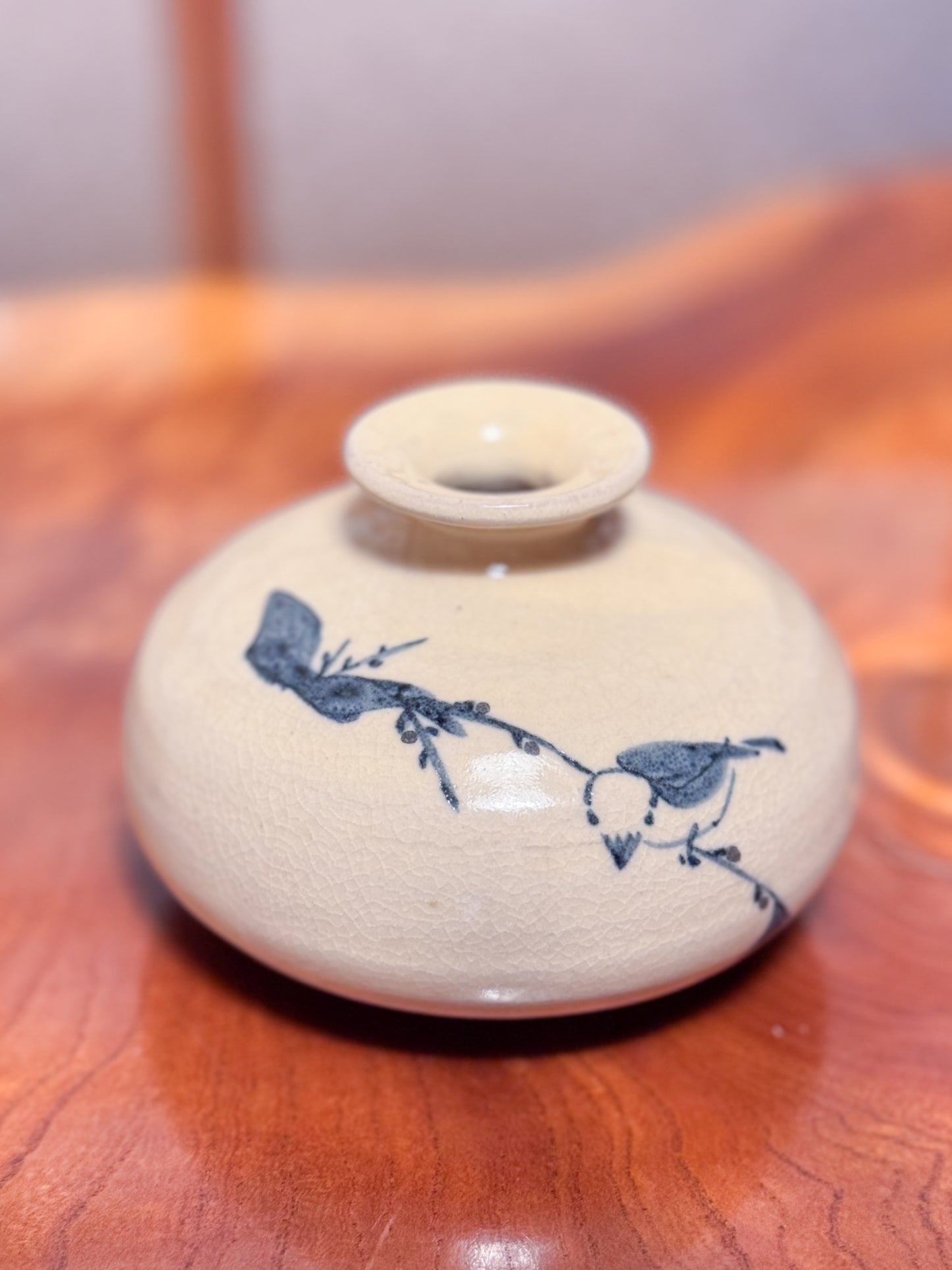vase en céramique japonaise motif bleu oiseau sur une branche, vu de dessus