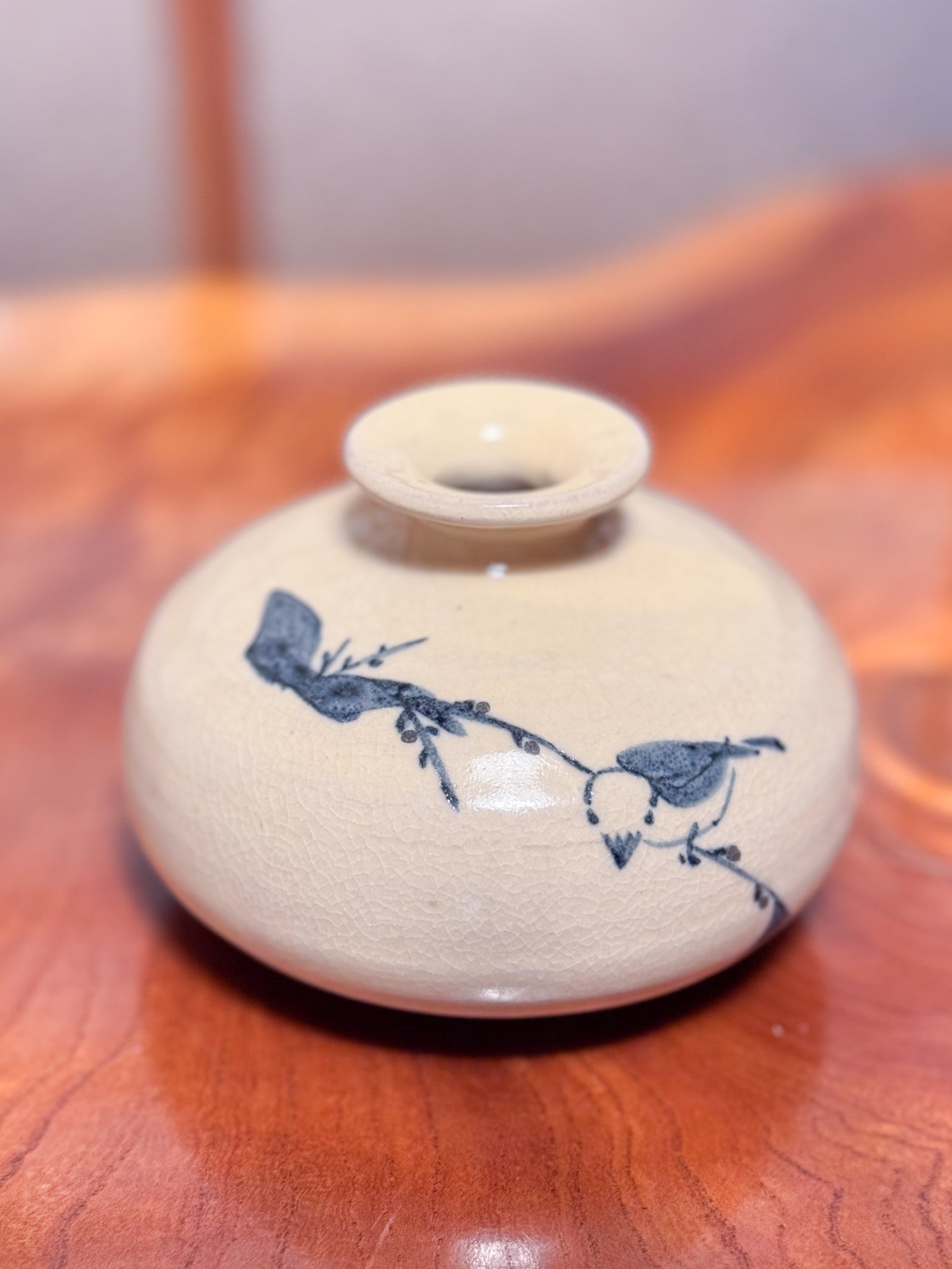 vase en céramique japonaise motif bleu oiseau sur une branche, vu de dessus