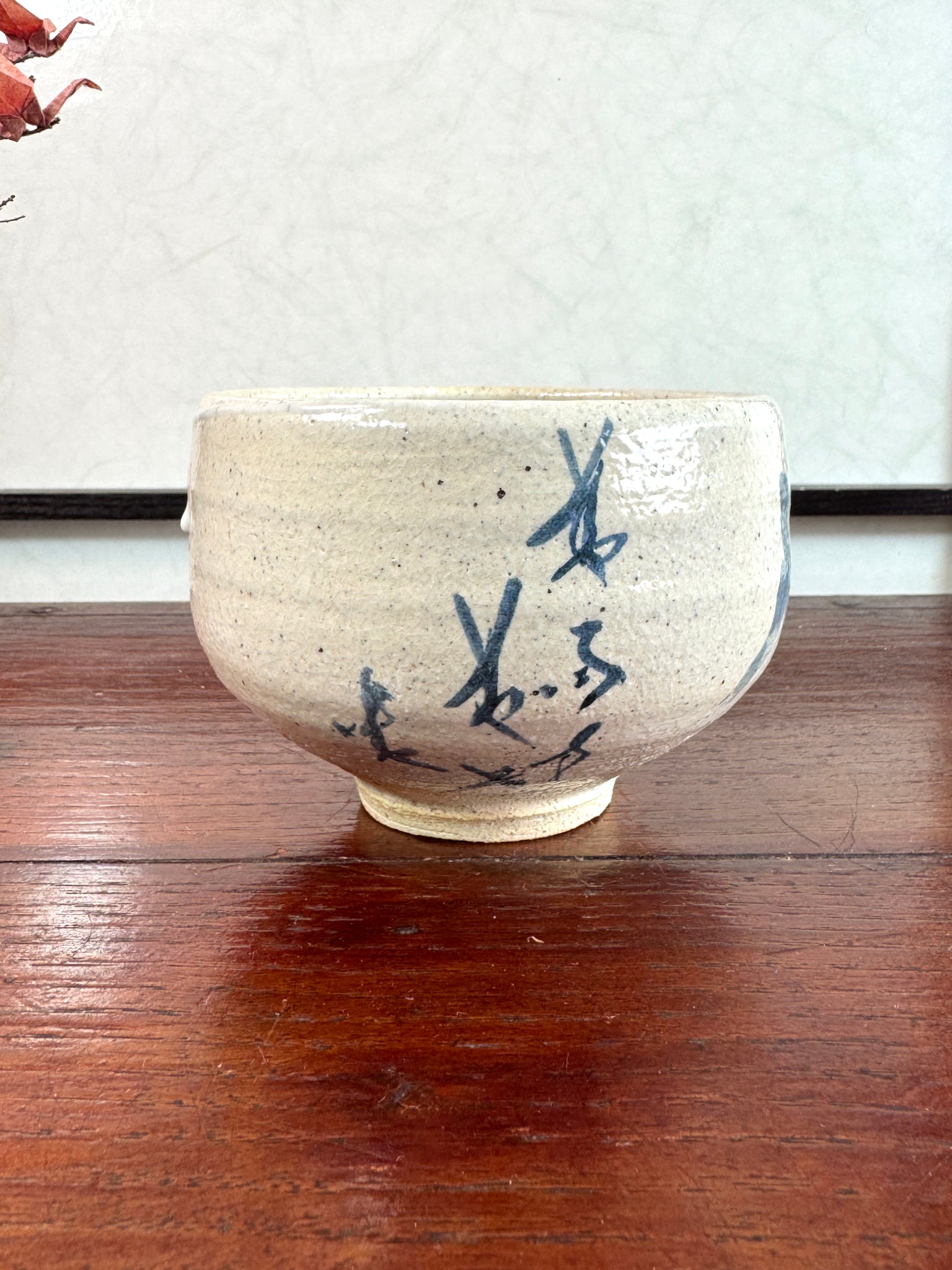 Chawan japonais en grès avec calligraphie bleue peinte à la main, style zen, esthétique wabi-sabi