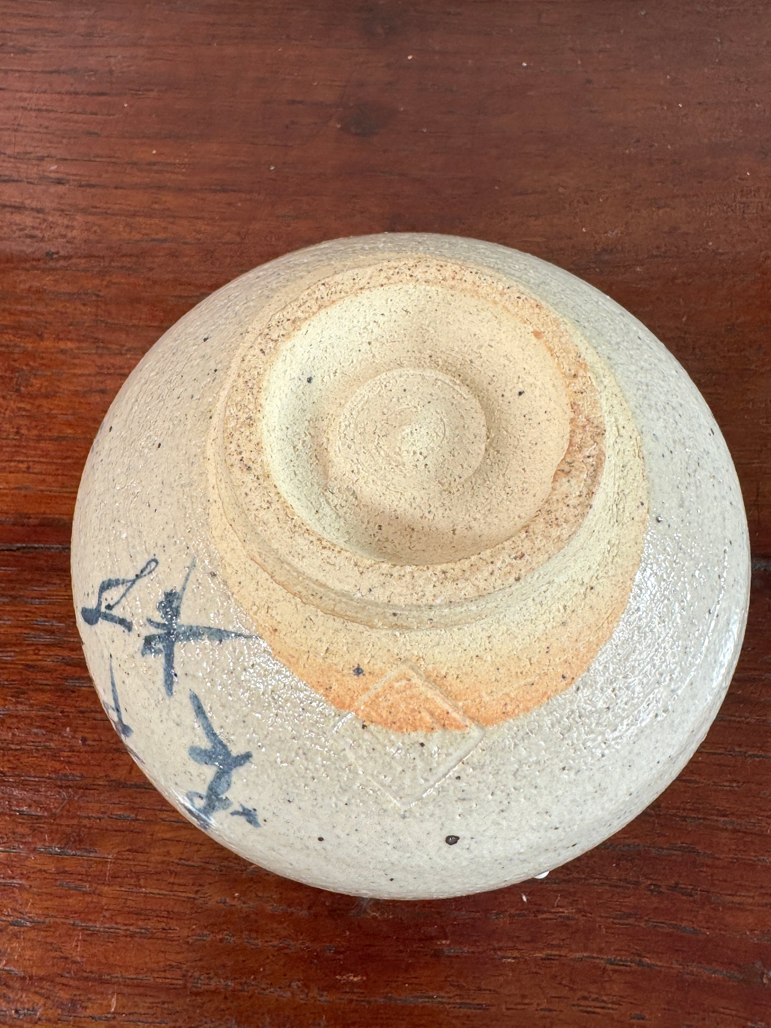 Chawan japonais en grès avec calligraphie, vu de dessous
