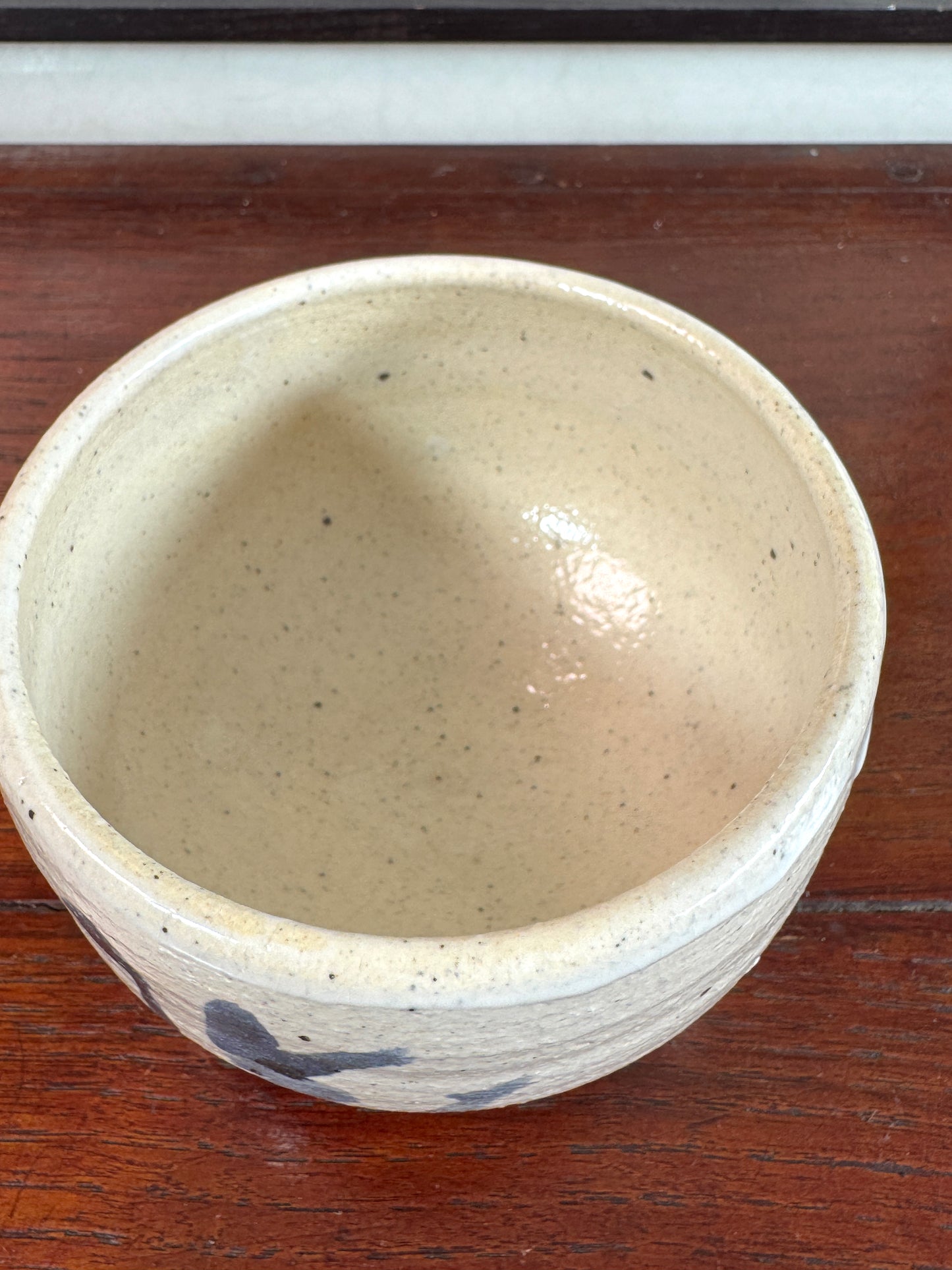 Chawan japonais en grès avec calligraphie, vu de dessus