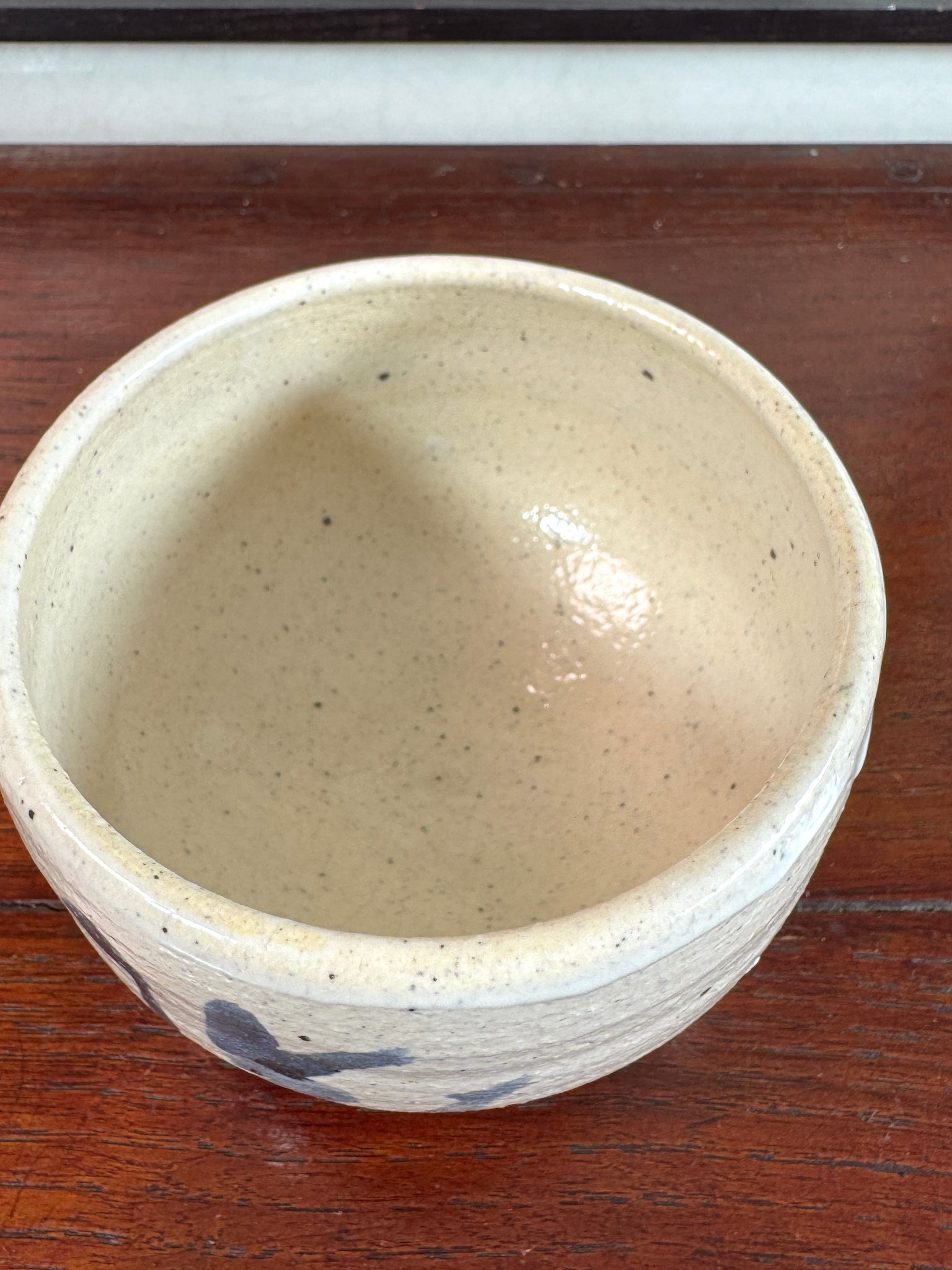 Chawan japonais en grès avec calligraphie, vu de dessus