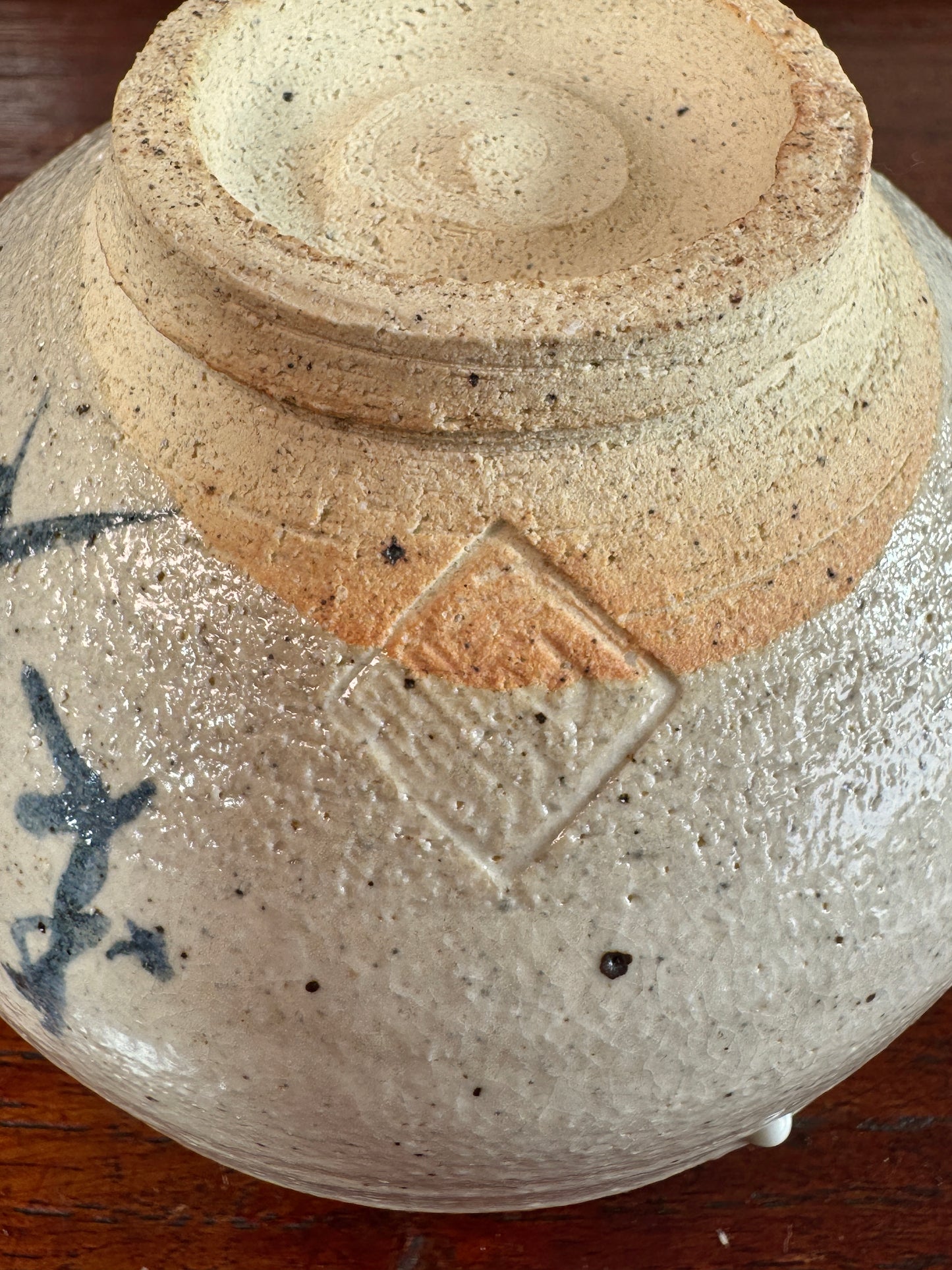 Chawan japonais en grès avec calligraphie, gros plan sur le sceau de l'artisan