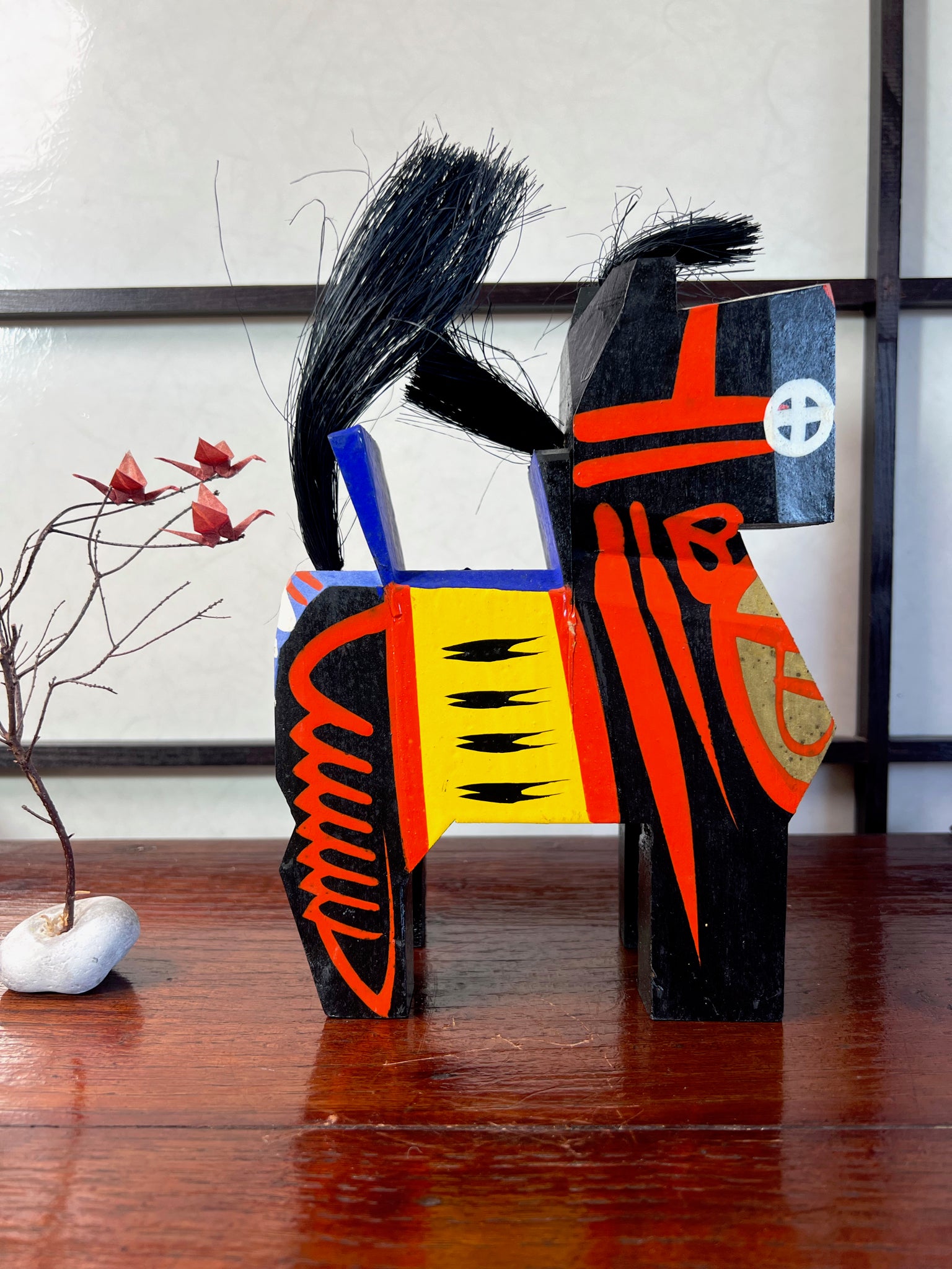 cheval japonais en bois peint noir et rouge, profil droit