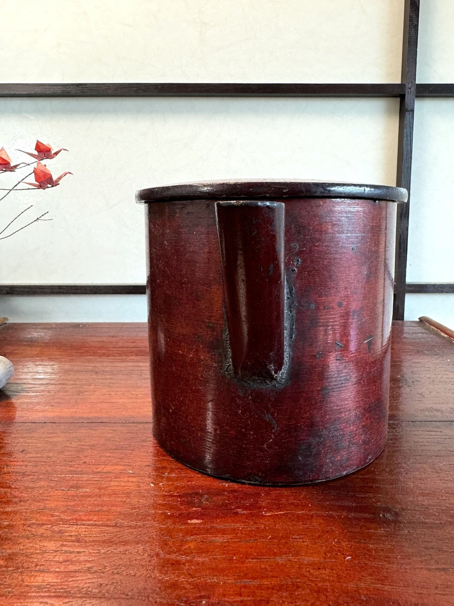 pot à eau japonais en bois, vu de face