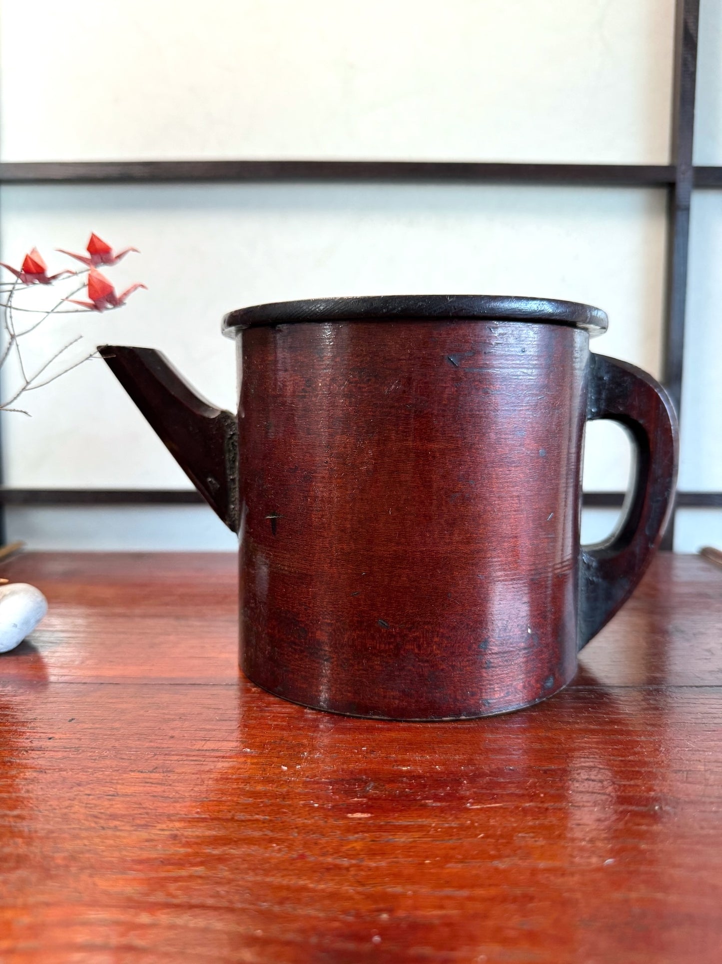 pot à eau japonais en bois, vue de profil gauche