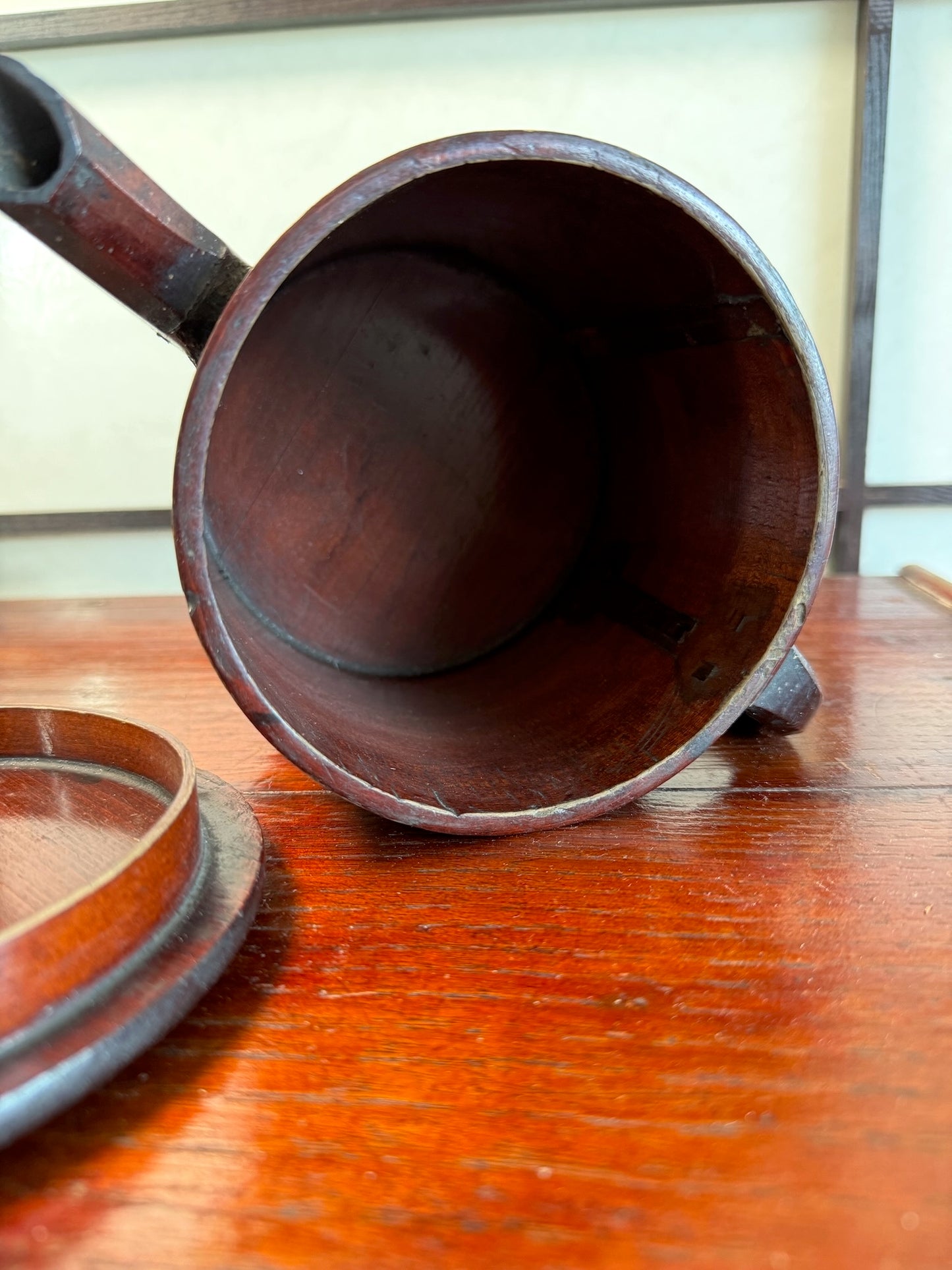 pot à eau japonais en bois, vu de l'intérieur