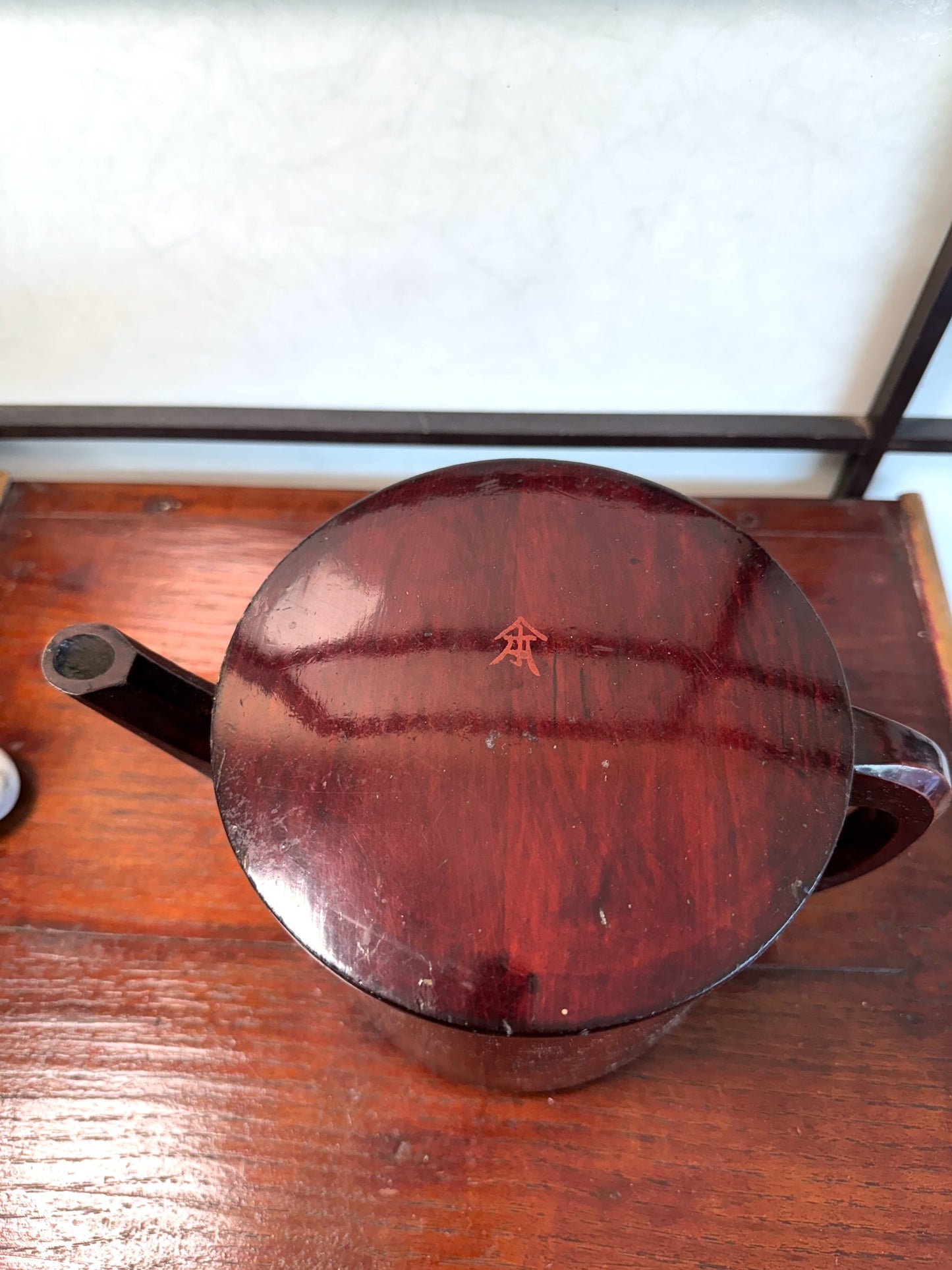 pot à eau japonais en bois avec couvercle, vu de dessus