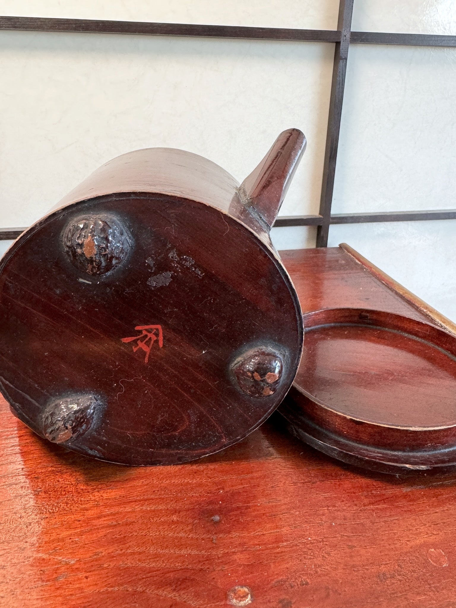 pot à eau japonais en bois avec couvercle, vu de dessous
