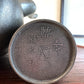 théière japonaise haute en métal avec sa tasse, signature artisan tasse