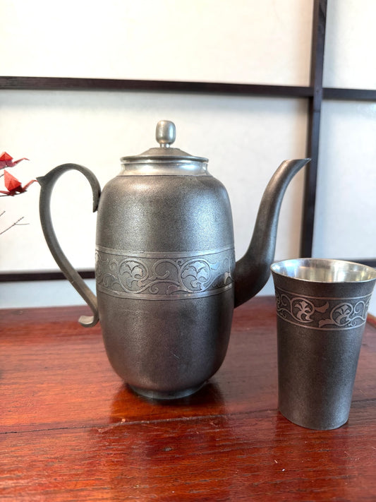 théière japonaise haute en métal avec sa tasse