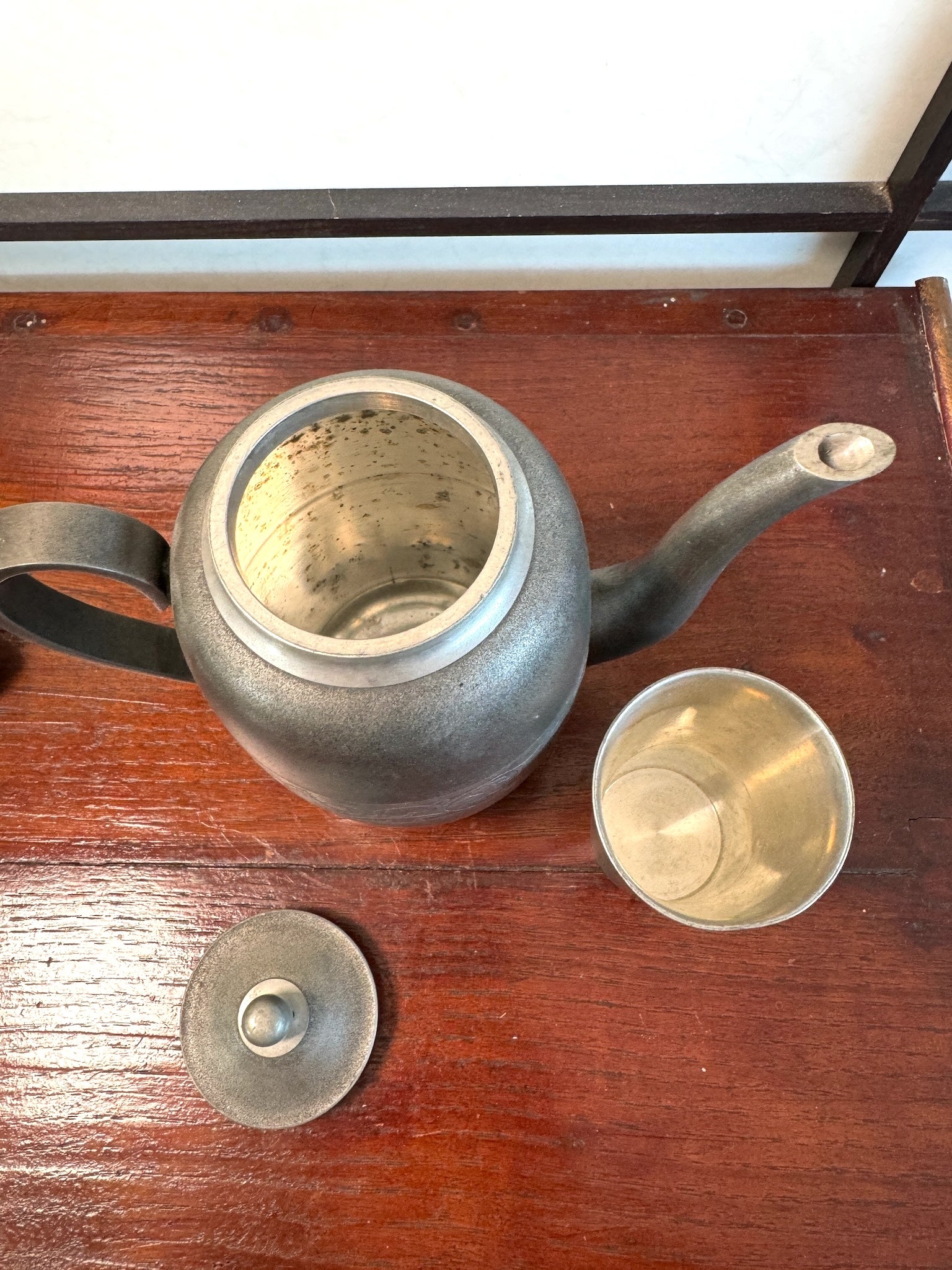 théière japonaise haute en métal avec sa tasse, vu de dessus