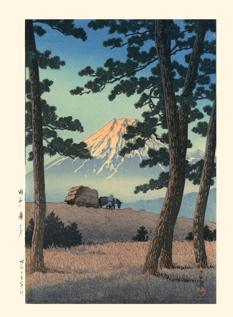estampe japonaise de Hasui, ldes pins en premier plan, un homme et son cheval tirant une charette, le Mont Fuji en arriere plan