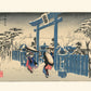 reproduction estampe japonaise de Hiroshige, courtisanes avec parapluies, devant un tori bleu sous la neige