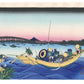 Estampe japonaise de Hokusai montrant une barque et le pont de Ryōgoku avec le Mont Fuji au coucher du soleil.