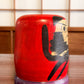 Kokeshi Daruma socle violet profil droit