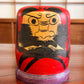 Kokeshi Daruma socle violet de pres