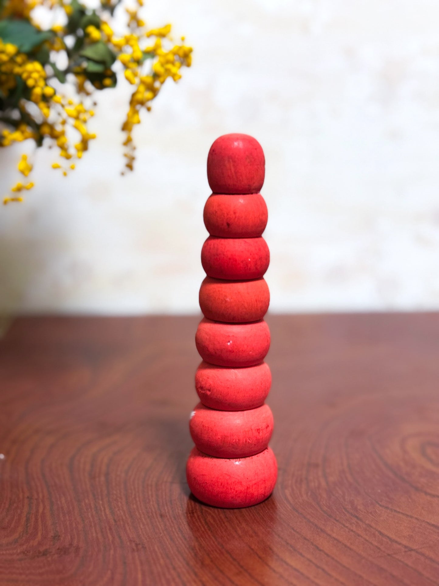 kokeshi de huit daruma empilé en tour, vu de dos