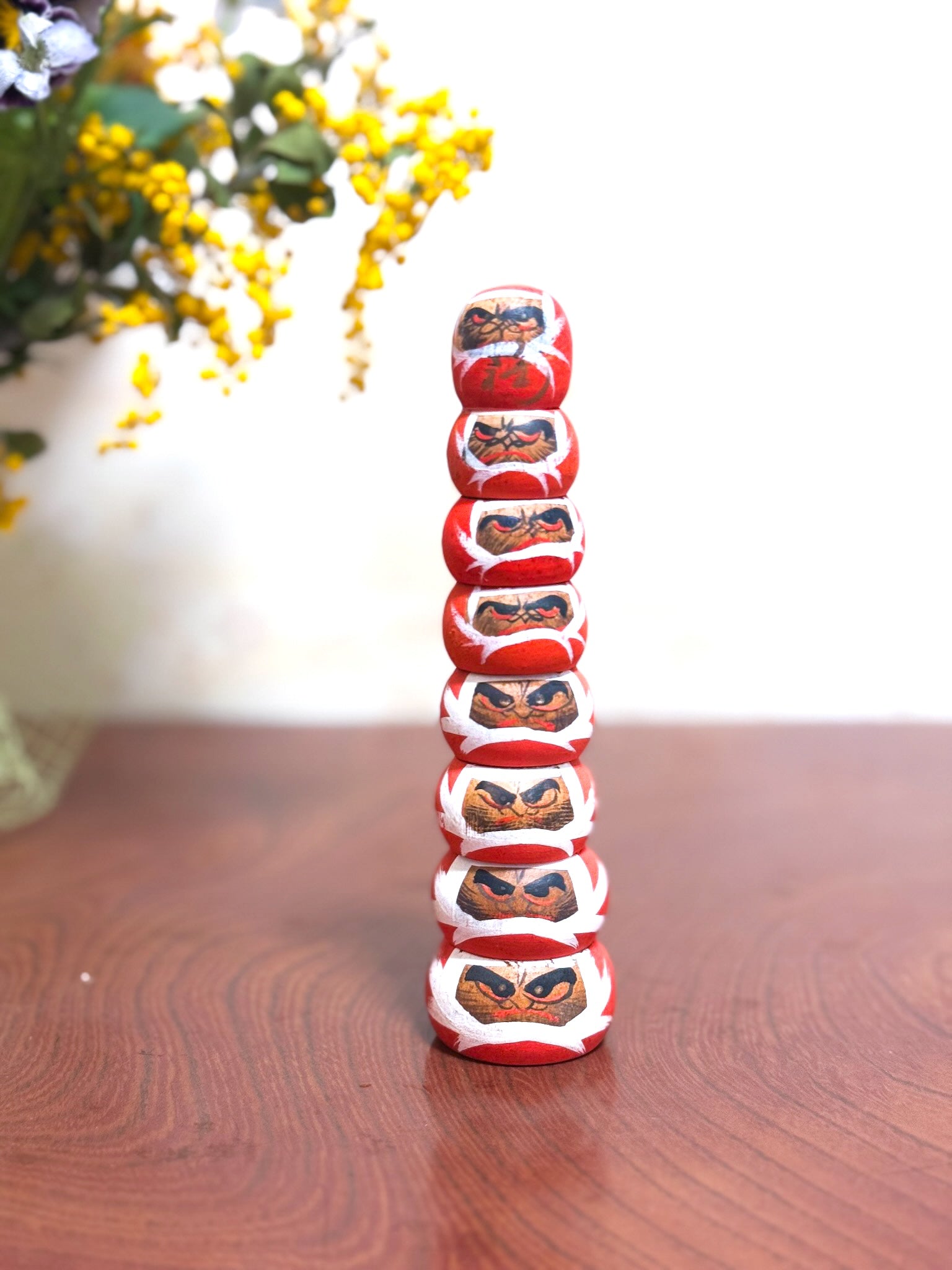 kokeshi de huit daruma empilé en tour
