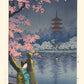 Estampe Japonaise d'un paysage de nuit de printemps, les cerisier sont en fleur, un temple rouge au loin, une femme en kimono devant, sur les berge de la rivière