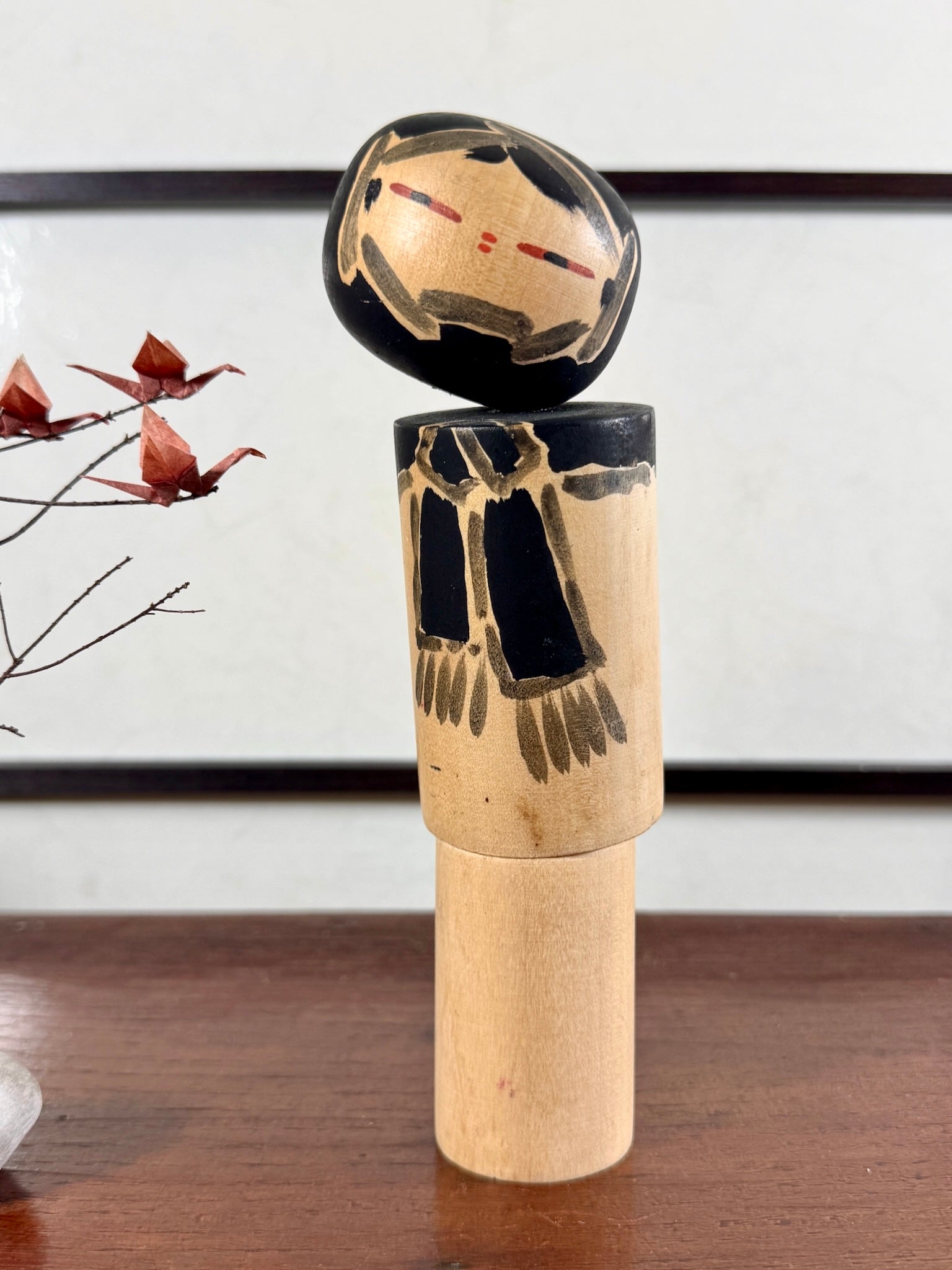 Kokeshi Vintage de Kiyohara Takao sumie a l’echarpe noire de face