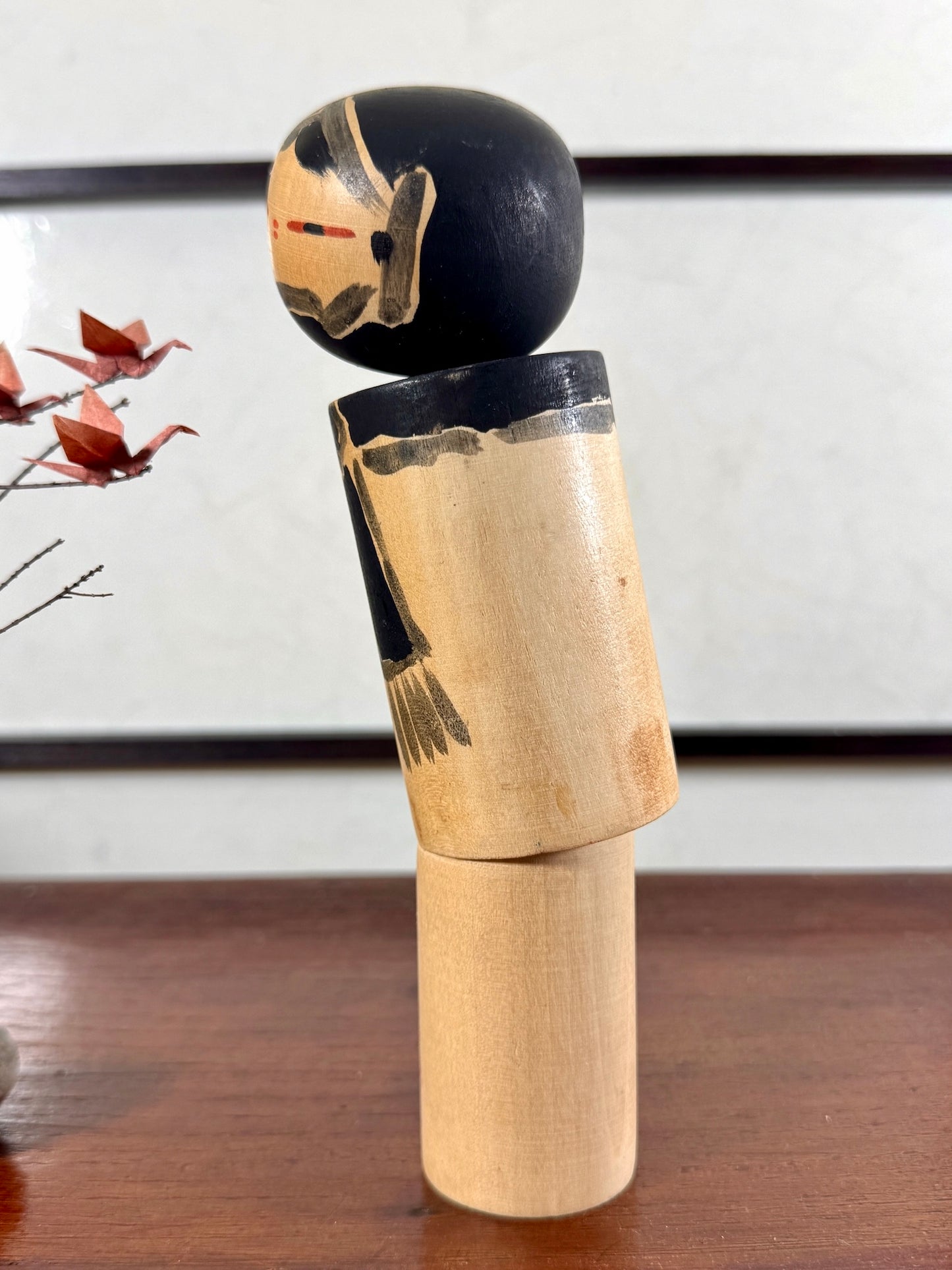 Kokeshi Vintage de Kiyohara Takao sumie a l’echarpe noire profil gauche