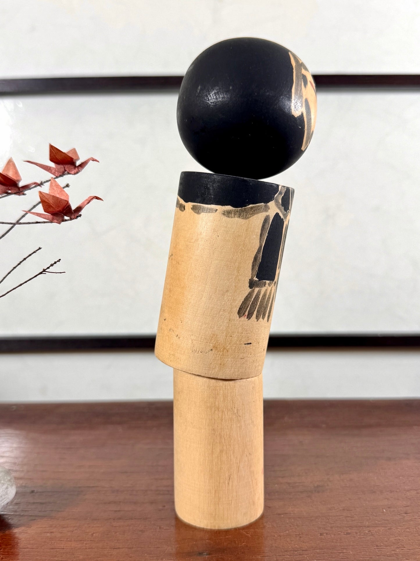 Kokeshi Vintage de Kiyohara Takao sumie a l’echarpe noire Profil droit 