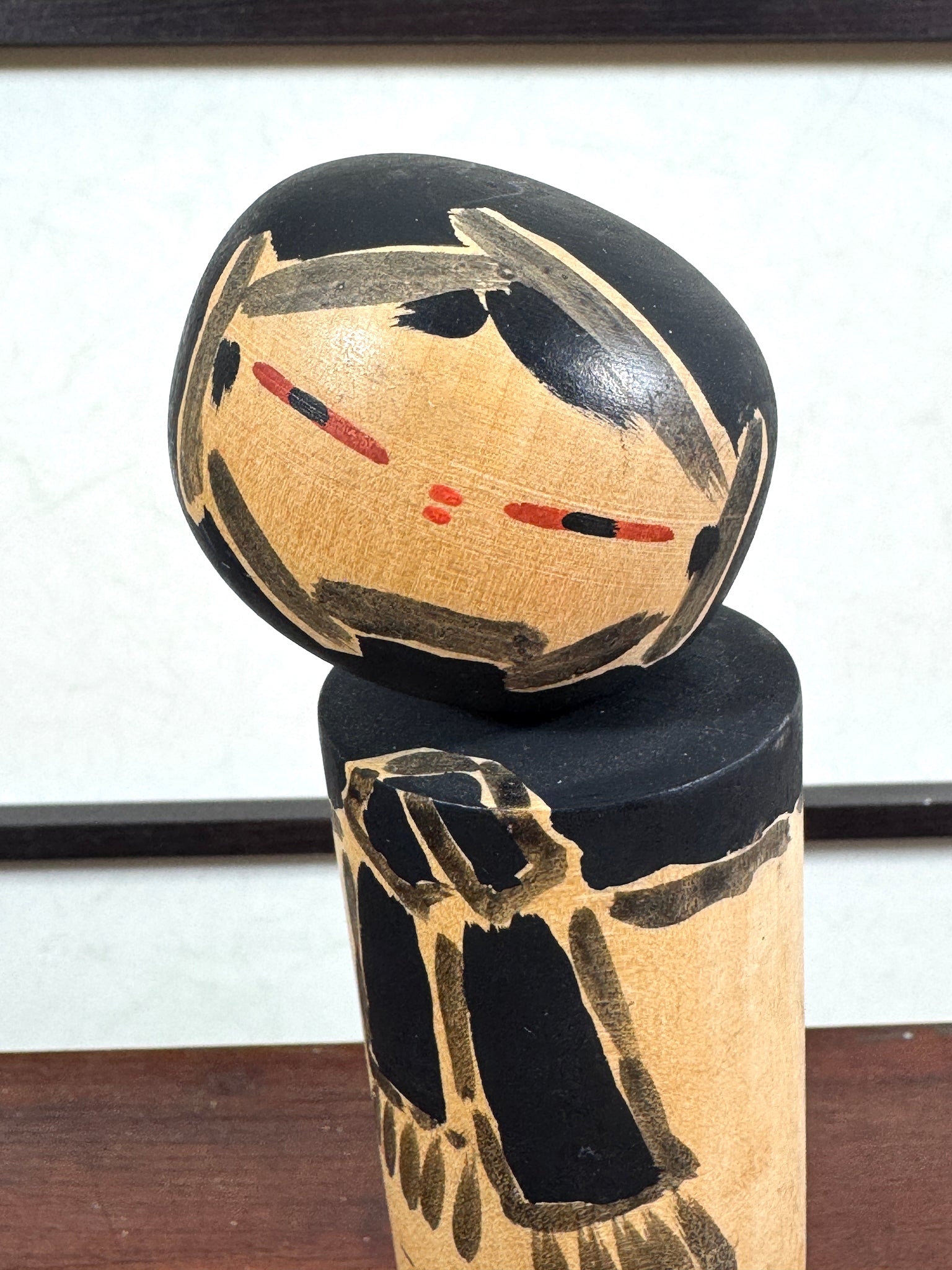 Kokeshi Vintage de Kiyohara Takao sumie a l’echarpe noire Visage