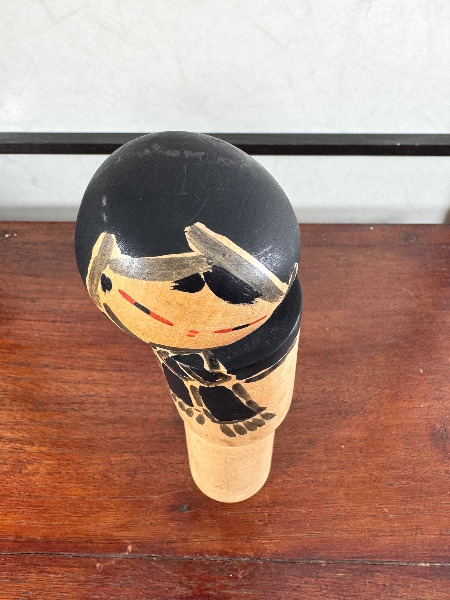 Kokeshi Vintage de Kiyohara Takao sumie a l’echarpe noire vue dessus