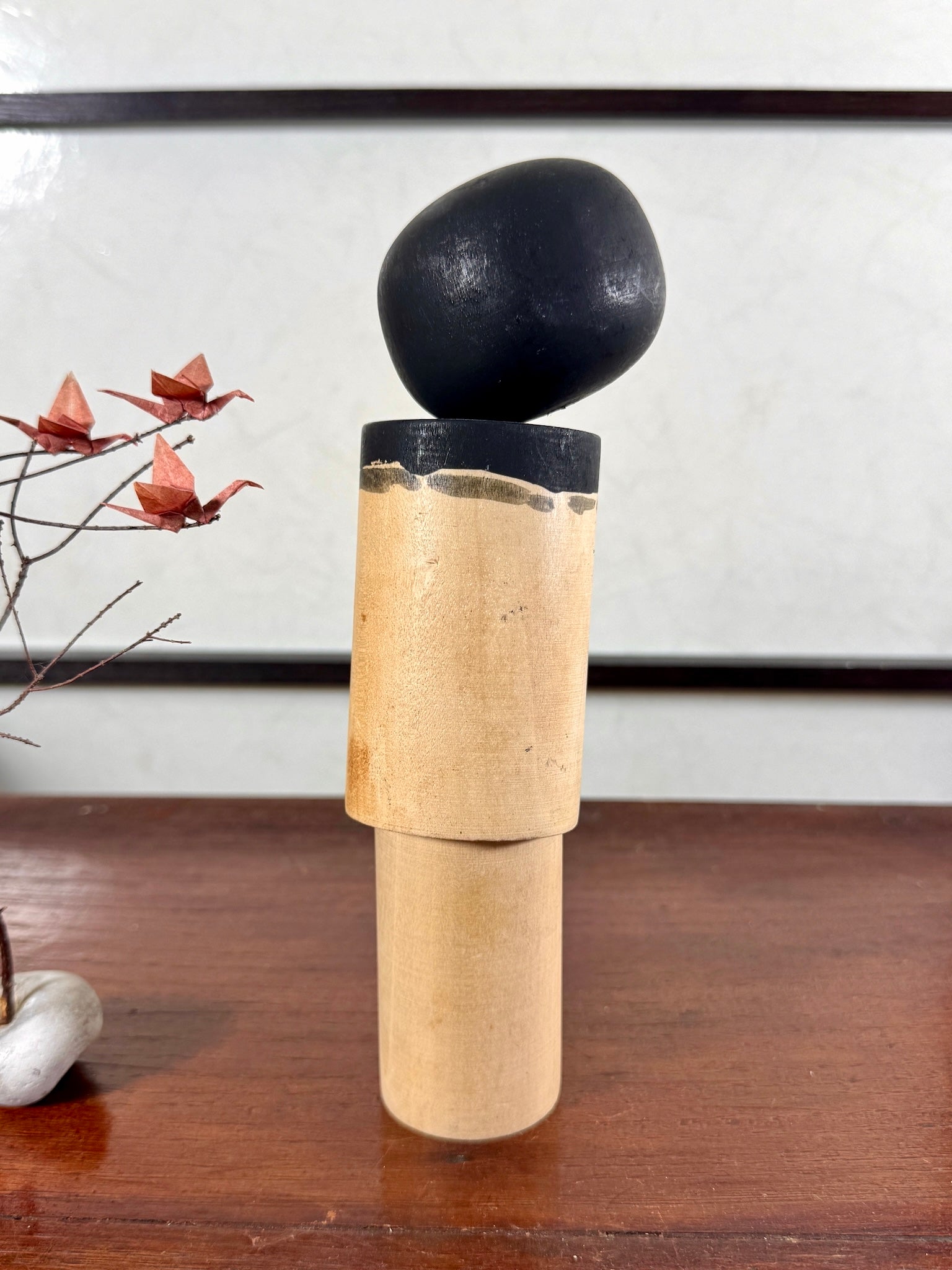 Kokeshi Vintage de Kiyohara Takao sumie a l’echarpe noire de dos