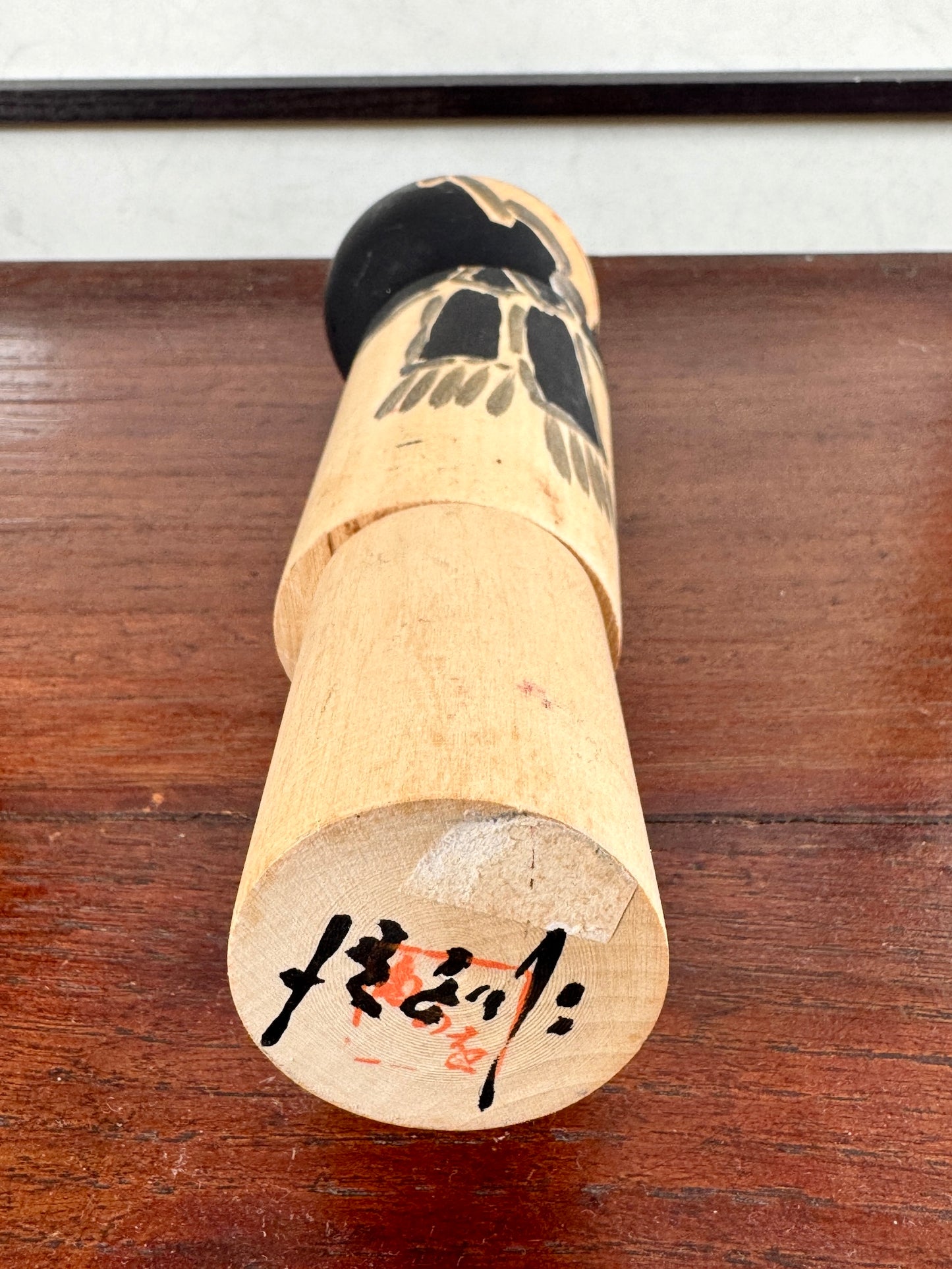 Kokeshi Vintage de Kiyohara Takao sumie a l’echarpe noire Signature 