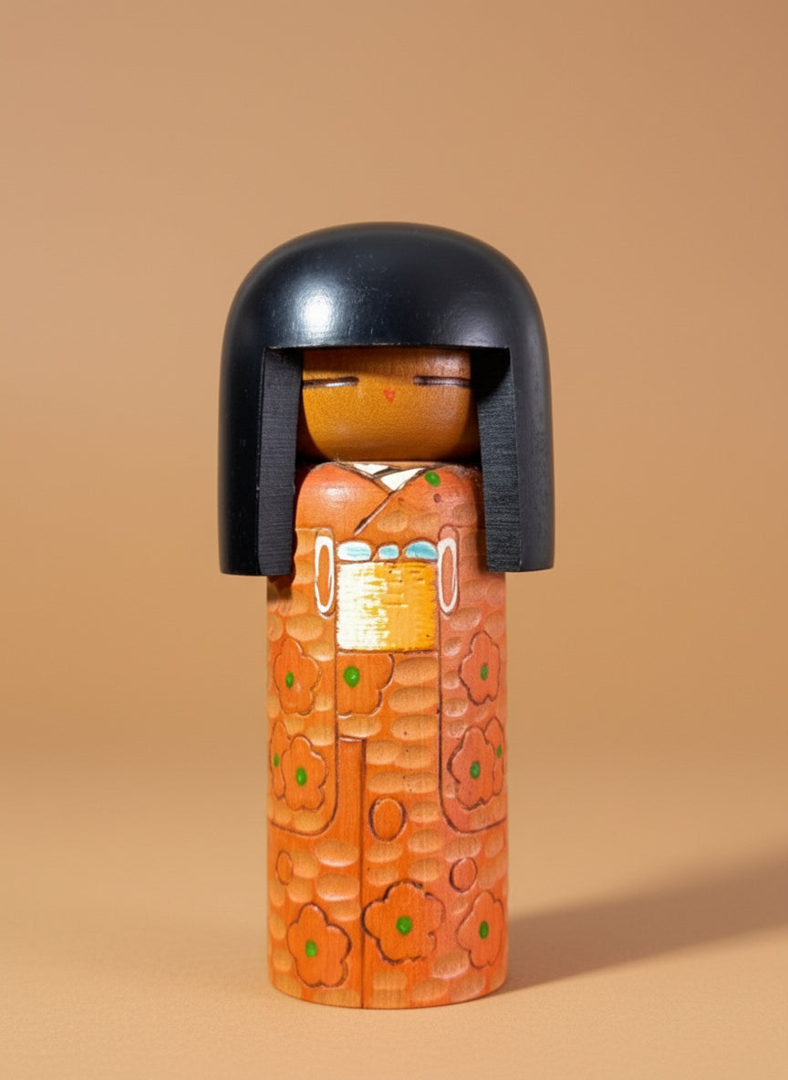 kokeshi créative vintage de Kisaku au kimono gravé et pyrogravé à fleurs, vu du dessous la signature de l'artisan