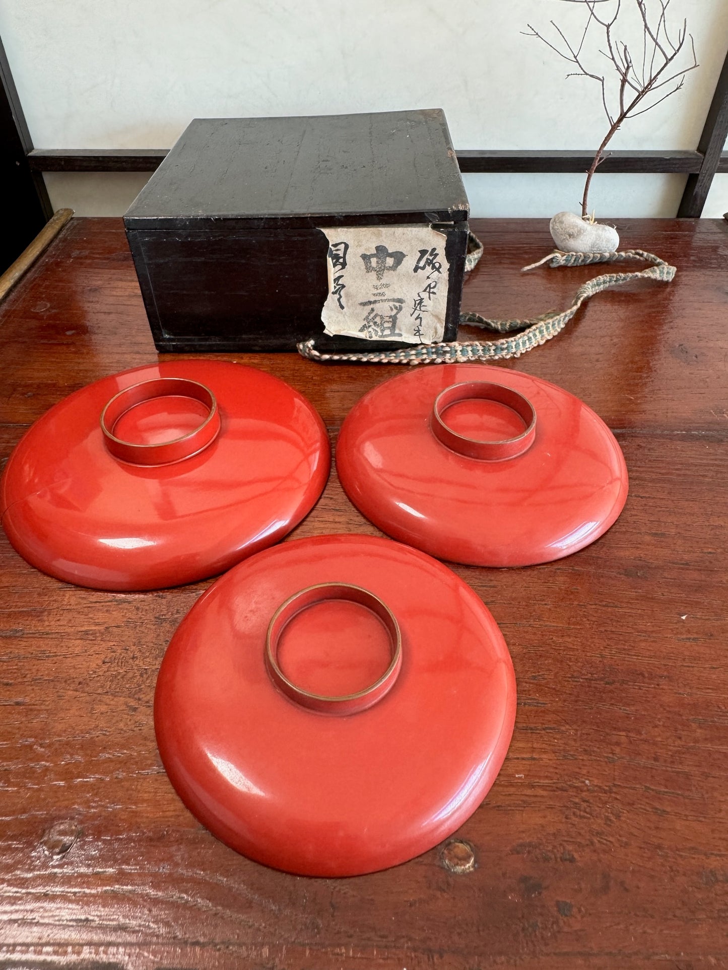 coupelle en laque rouge japonaise décor coquillage, vue de dessous