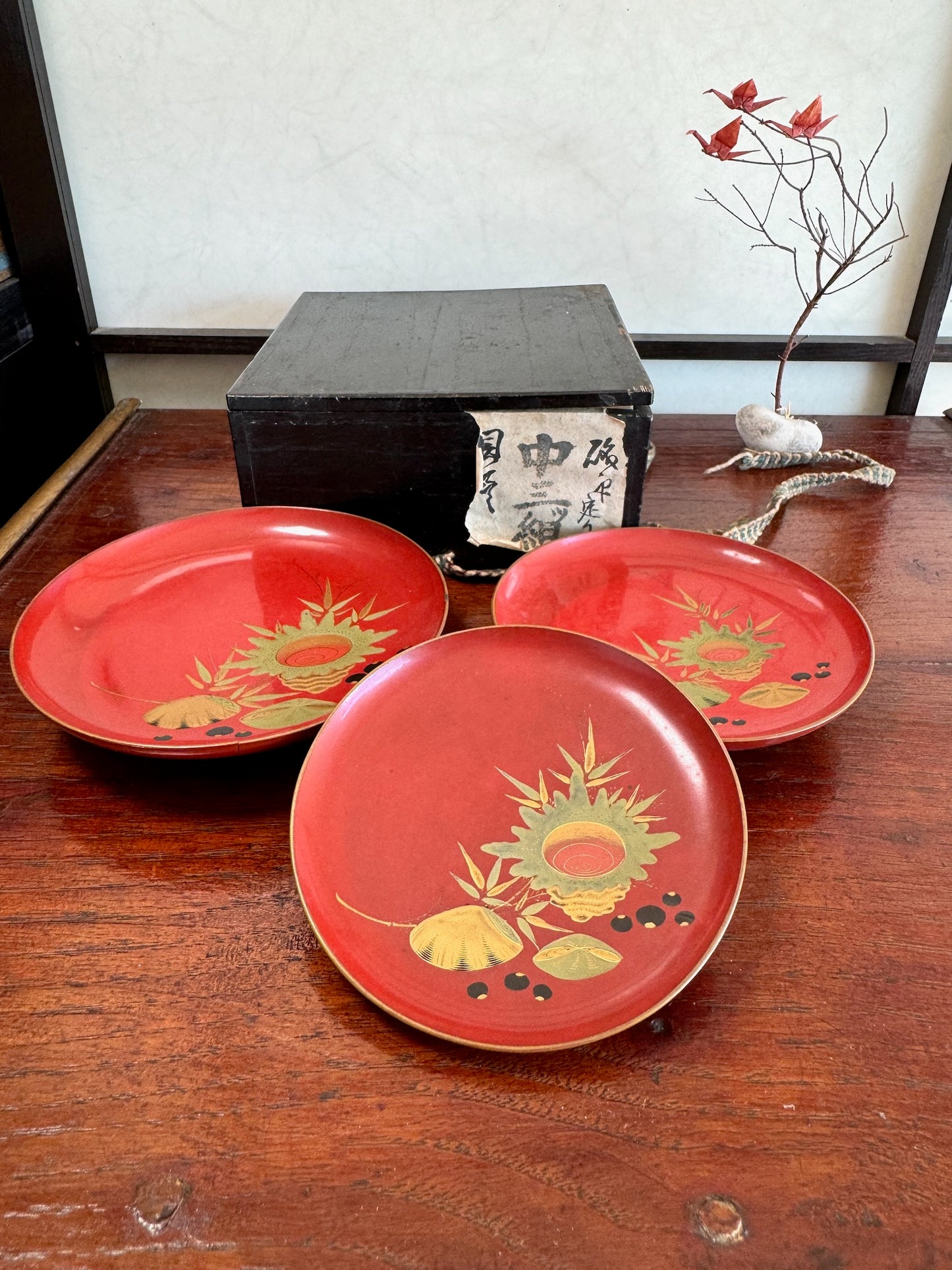 coupelle en laque rouge japonaise décor coquillage, l'ensemble avec boite de transport