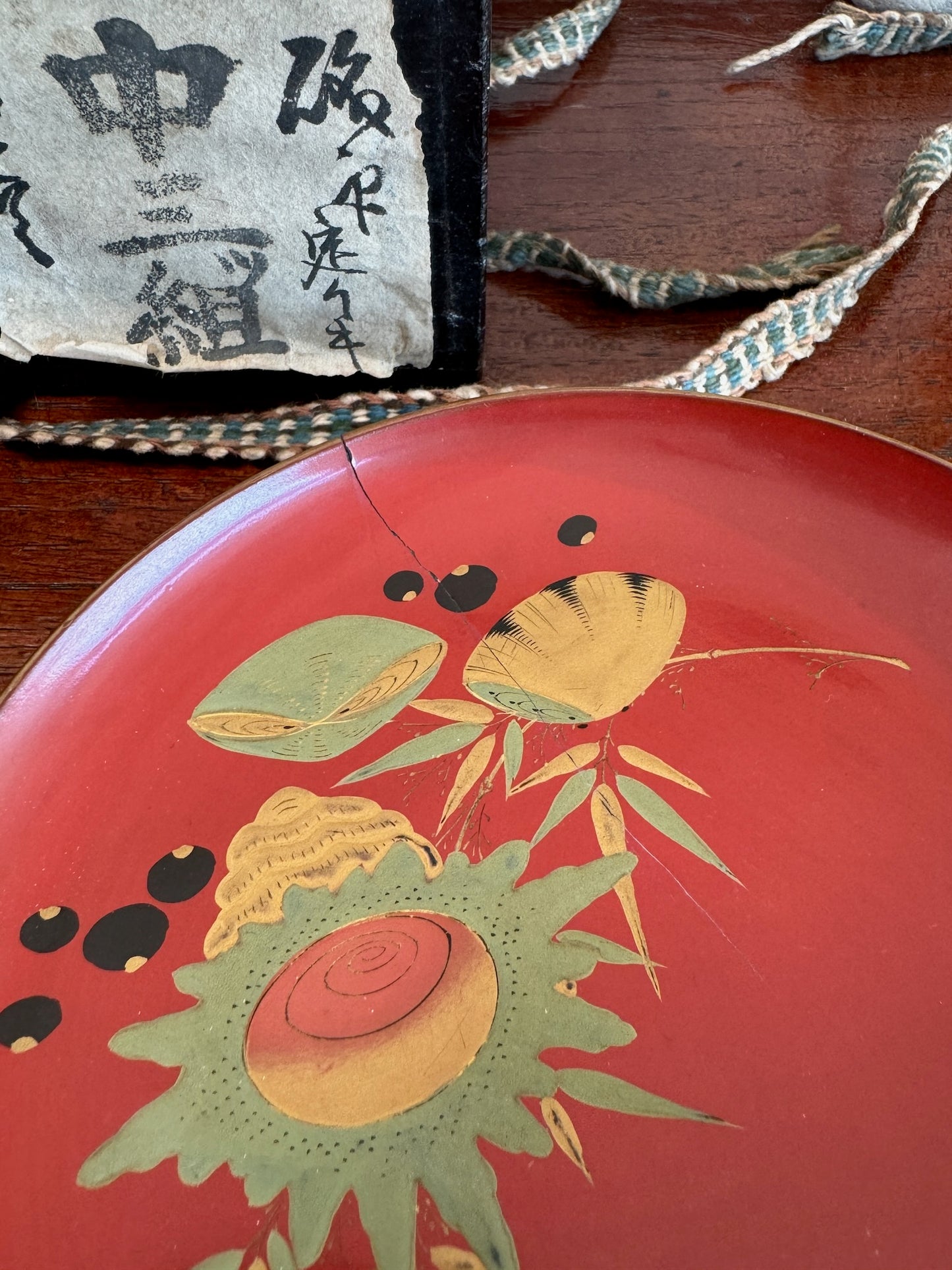 coupelle en laque rouge japonaise décor coquillage, une félée