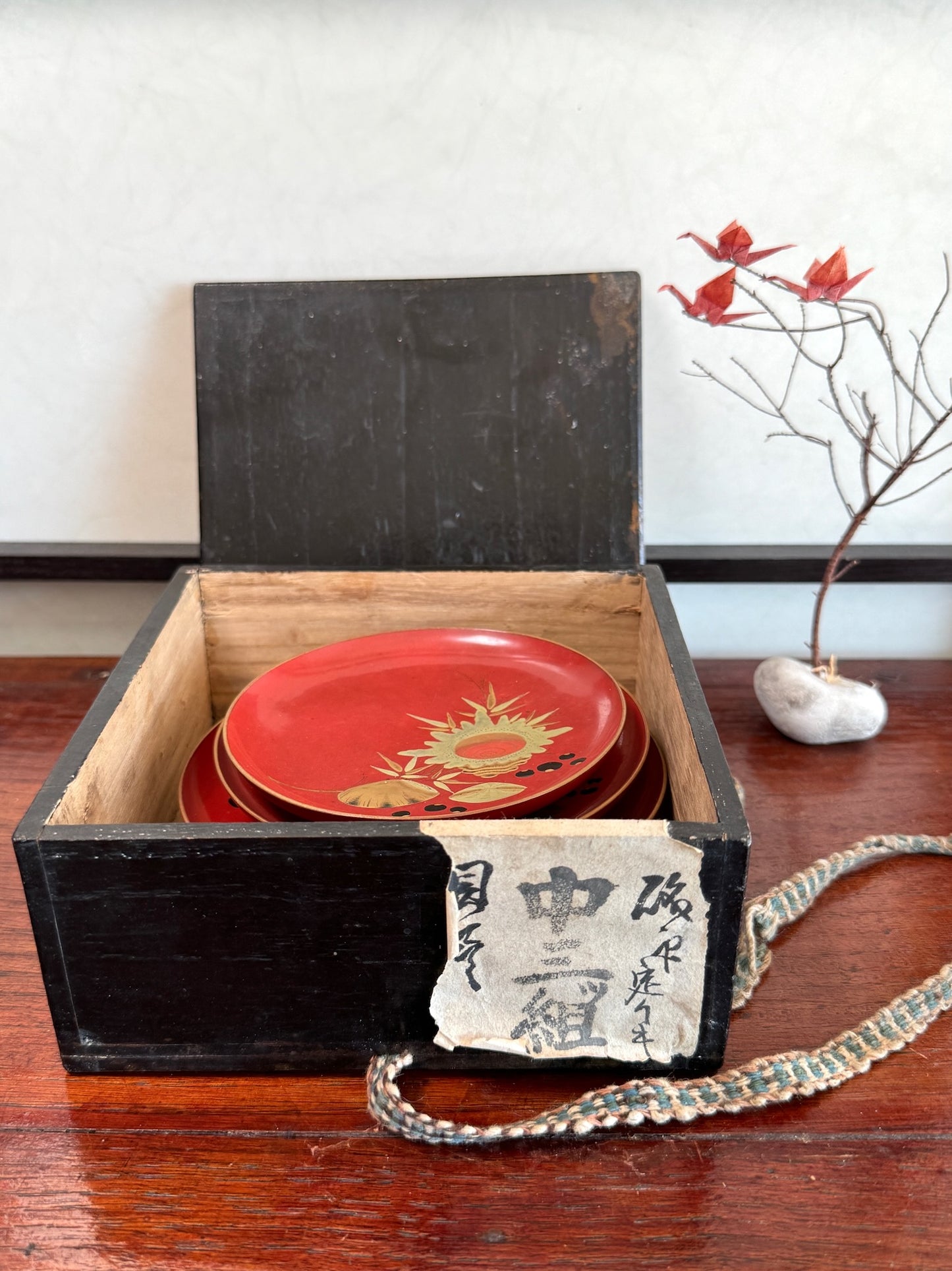 coupelle en laque rouge japonaise décor coquillage, dans leur boite
