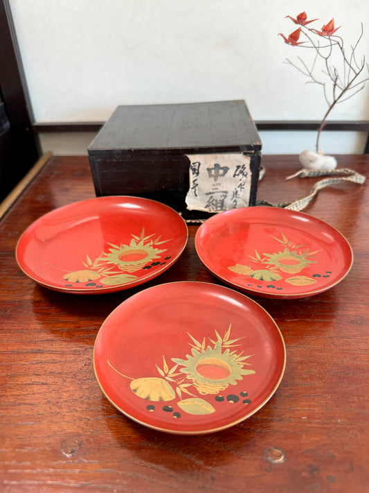 coupelle en laque rouge japonaise décor coquillage