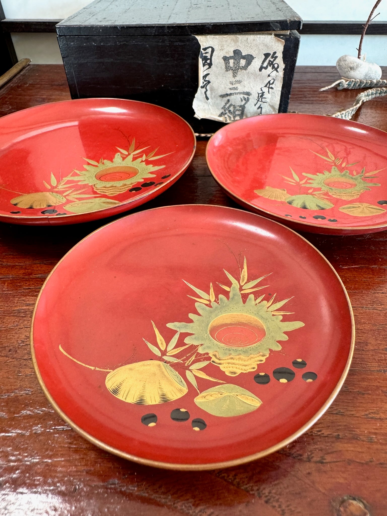 coupelle en laque rouge japonaise décor coquillage, gros plan motif coquillage