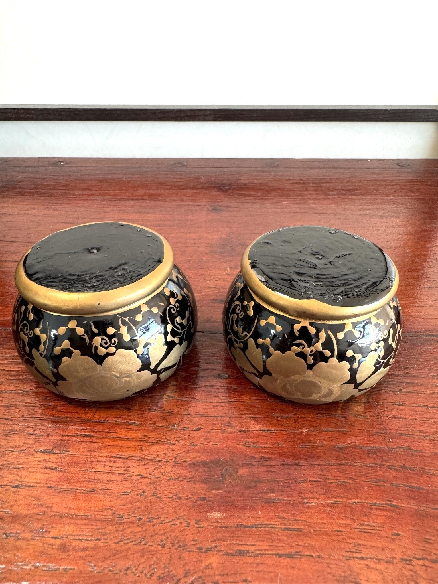 deux mini brasero japonais en laque noire motif fleurs pivoine dorées, vu de dessous