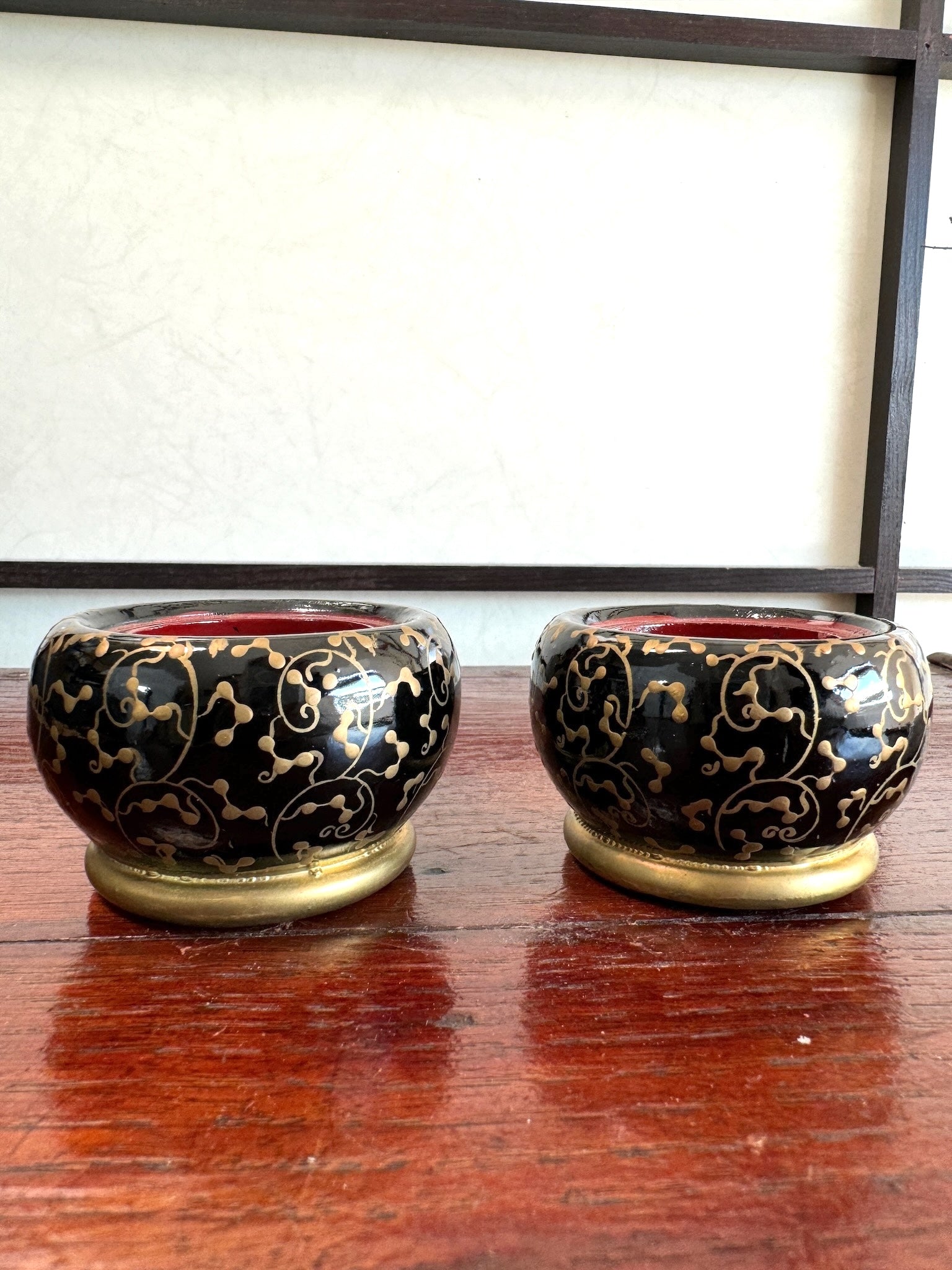 deux mini brasero japonais en laque noire motif arabesques dorées