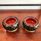 deux mini brasero japonais en laque noire motif fleurs pivoine dorées, vu de dessus fond rouge