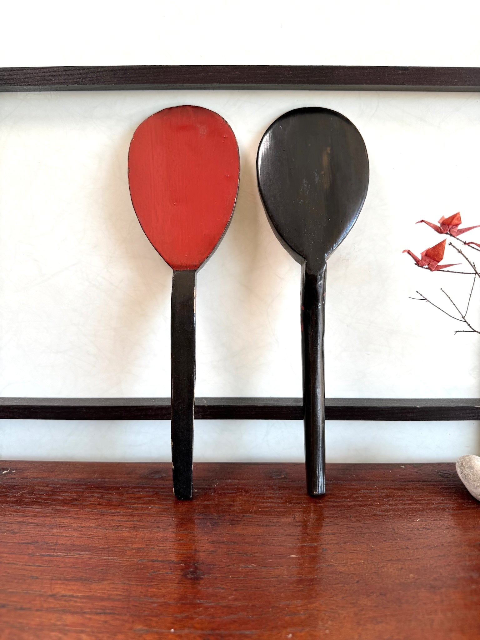 laque japonaise deux cuillères en bois rouge et noire, recto-verso